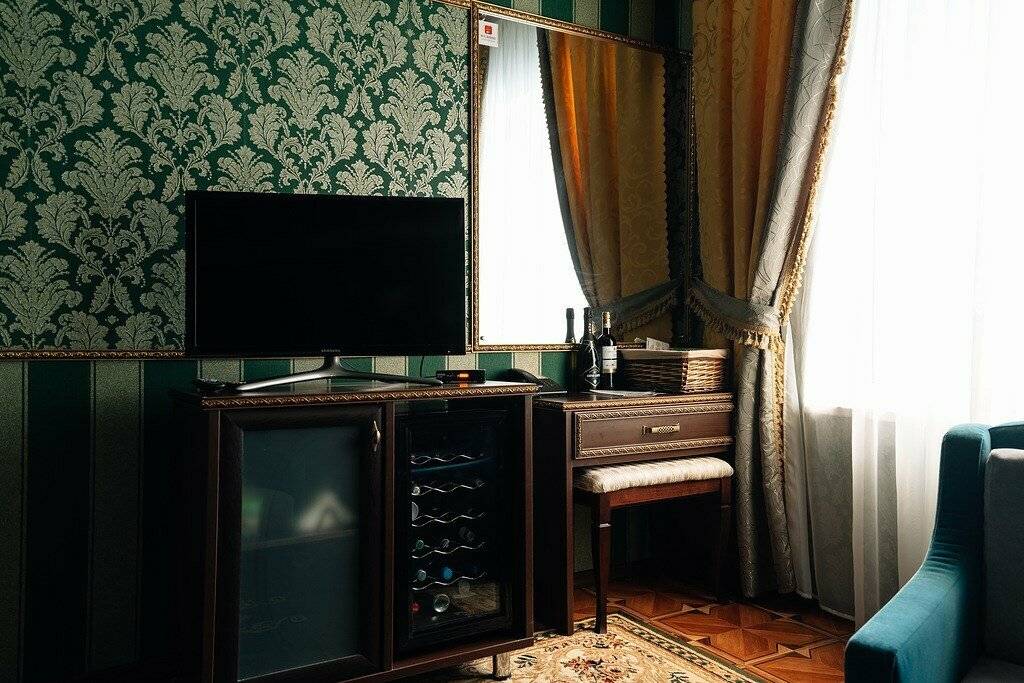 Фотографии номера ПолуЛюкс в Гостинице Малибу Омск