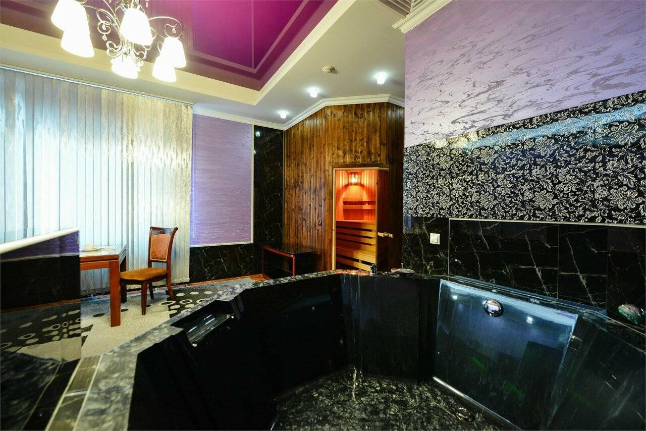 Фотографии номера Люкс с сауной в Гостинице Малибу Омск